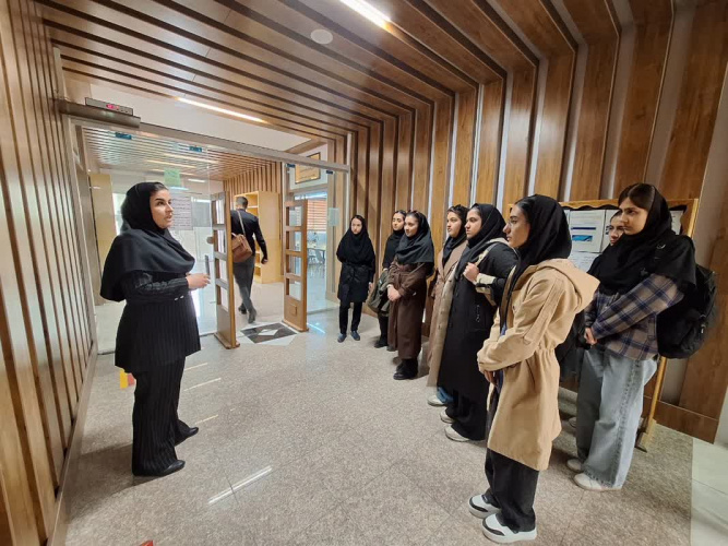 تور آشنایی دانشجویان جدیدالورود با کتابخانه مرکزی توسط کتابداران کتابخانه مرکزی